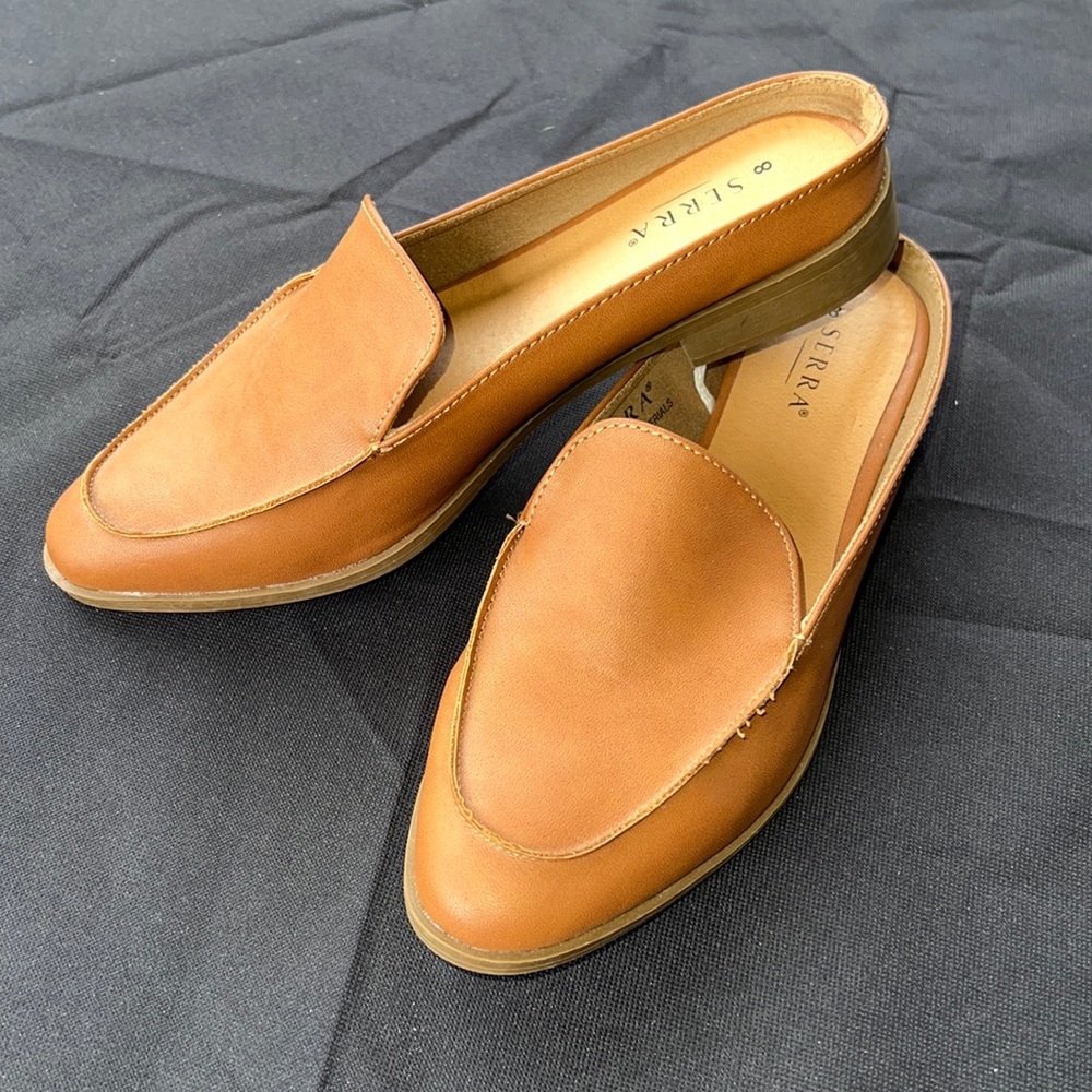Serra brown/tan slides. Women’s size 8. Great condition!